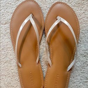 EUC nude old navy flip flops